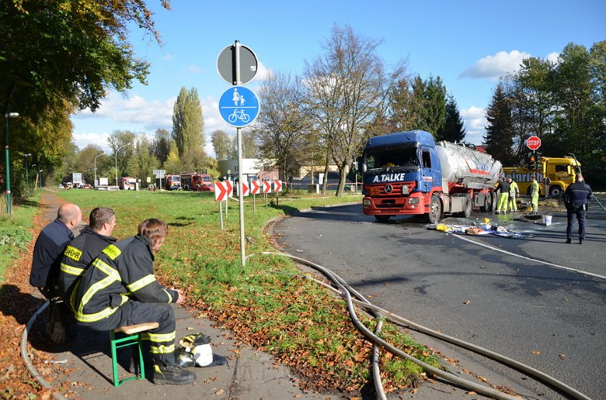 VU Tanklastzug umgestuerzt Huerth Industriestr P466.JPG